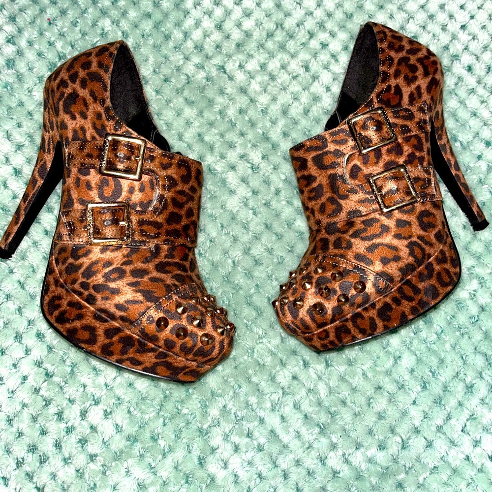 Leopard heeled booties